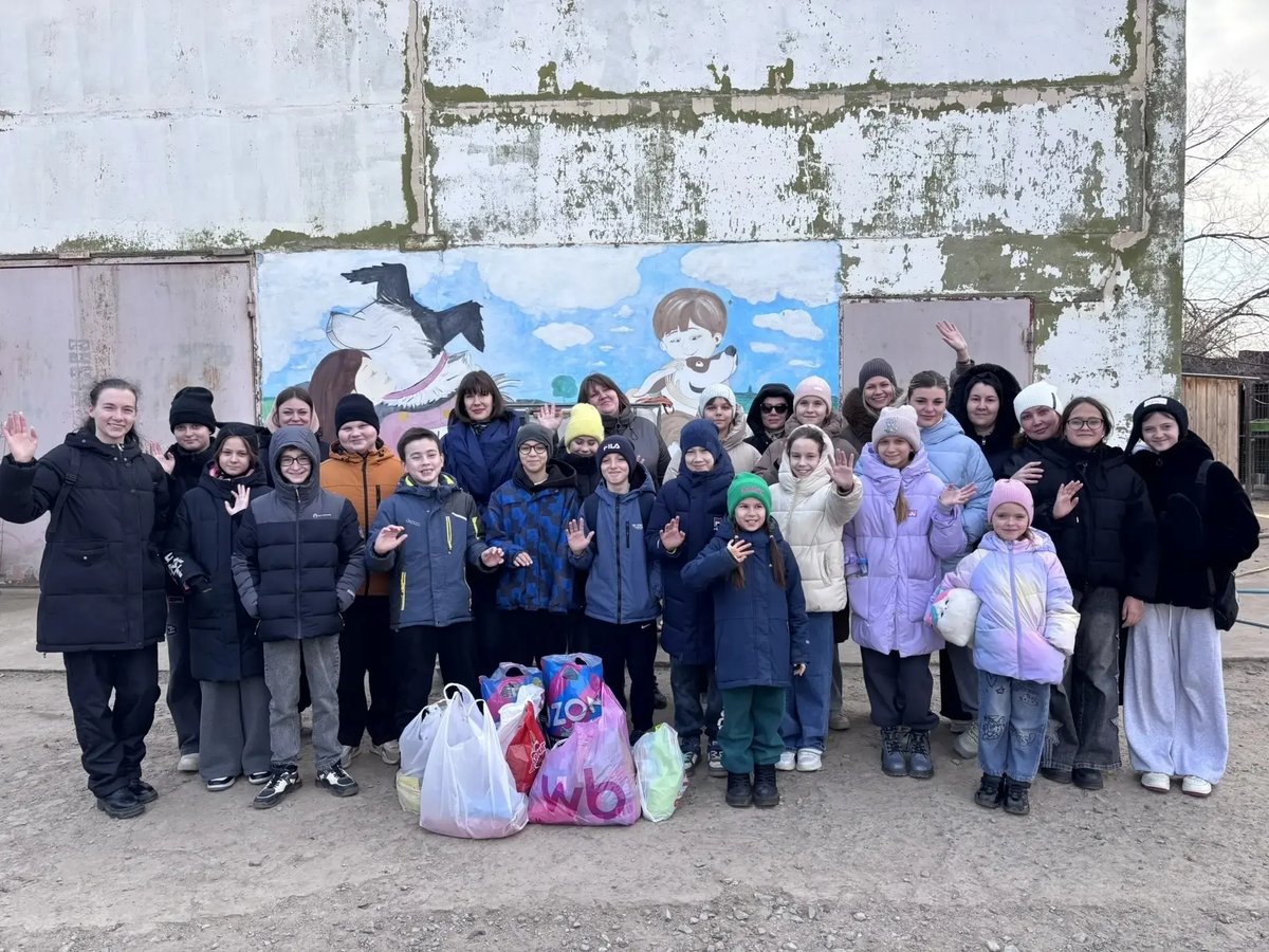 На выходных учащиеся 1 "А" класса и 5 "Г" класса вместе со своими классными руководителями посетили приют для бездомных животных